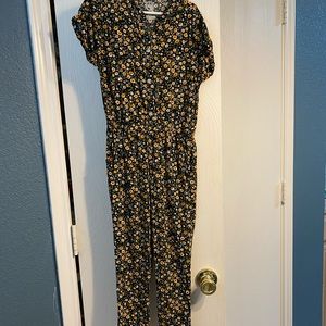 One piece girls jump suit size s 6-6x never worn